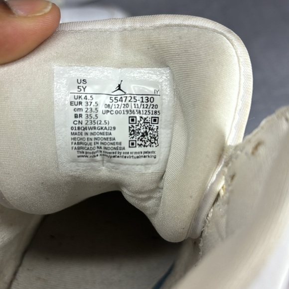 🔥🔥🔥Nike Air Jordan 1 Mid Triple White Boys Sneakers Size: 5Y🔥🔥🔥 - Picture 7 of 10